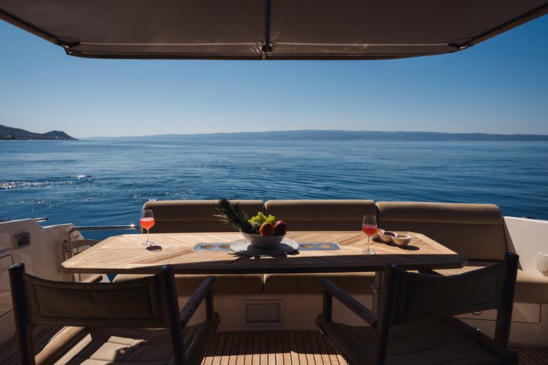 Book yachts online - motorboat - Riviera 5000 Sport Yacht - PRISCA A - rent