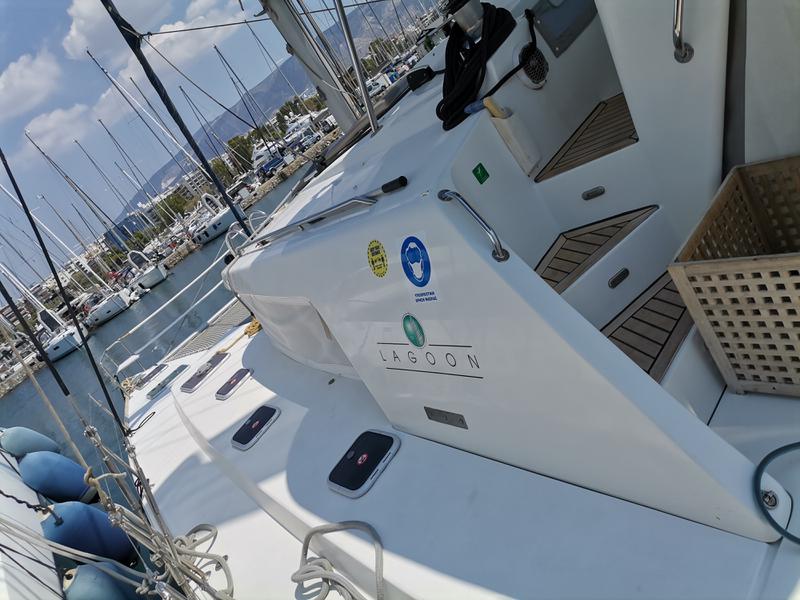 Book yachts online - catamaran - Lagoon 450  Flybridge - MIA PLUS - rent