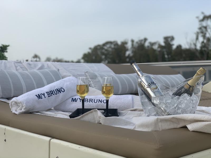 Book yachts online - motorboat - Ferretti 76' Fly - Bruno - rent