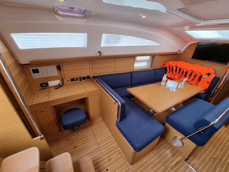Book yachts online - sailboat - Elan Impression 45.1 - LINEA UNO with A/C - rent