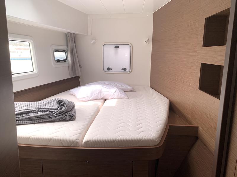 Book yachts online - catamaran - Lagoon 42 - Zoe - rent