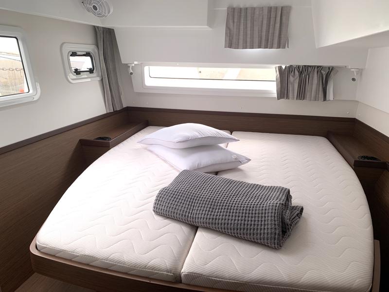 Book yachts online - catamaran - Lagoon 42 - Zoe - rent