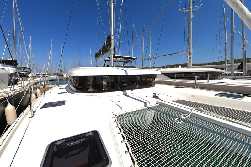 Book yachts online - catamaran - Lagoon 42 - ZEUS - rent