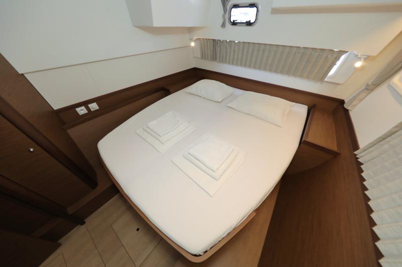 Book yachts online - catamaran - Lagoon 42 - ZEUS - rent