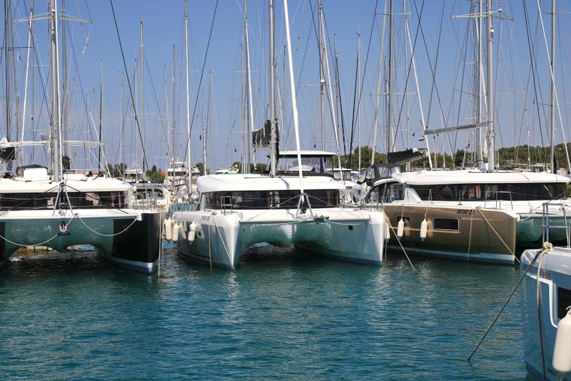 Book yachts online - catamaran - Lagoon 42 - ZEUS - rent