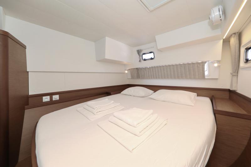 Book yachts online - catamaran - Lagoon 42 - ZEUS - rent