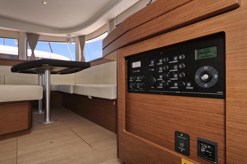 Book yachts online - catamaran - Lagoon 42 - ZEUS - rent