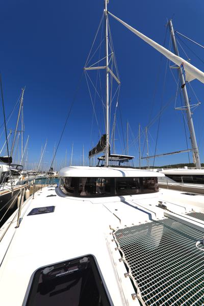 Book yachts online - catamaran - Lagoon 42 - ZEUS - rent