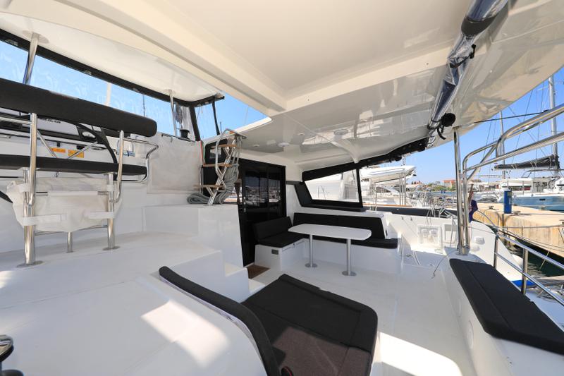 Book yachts online - catamaran - Lagoon 42 - ZEUS - rent