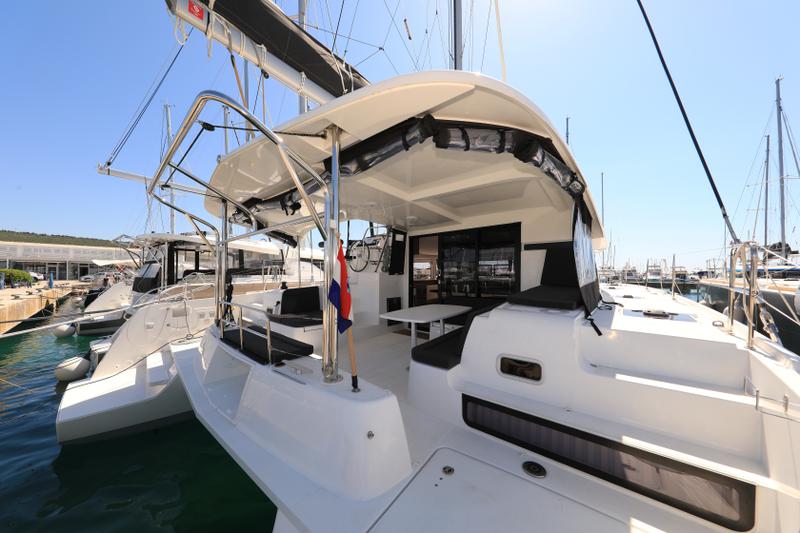 Book yachts online - catamaran - Lagoon 42 - ZEUS - rent