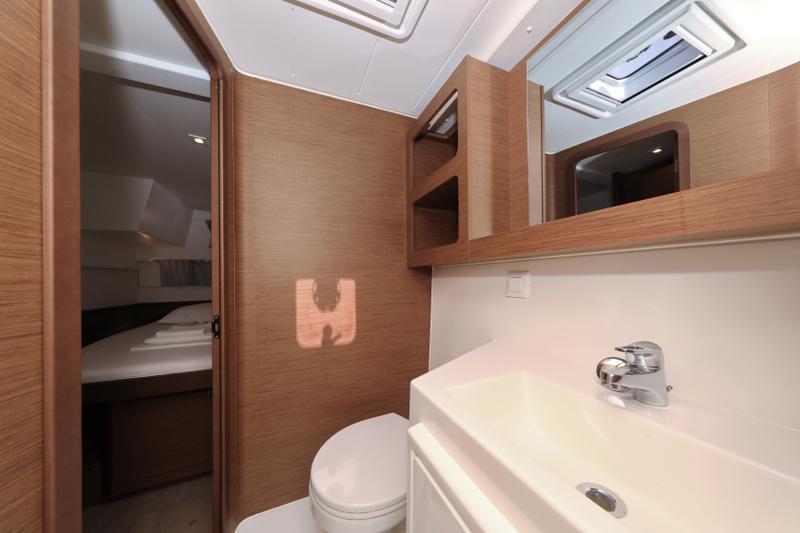 Book yachts online - catamaran - Lagoon 42 - ZEUS - rent