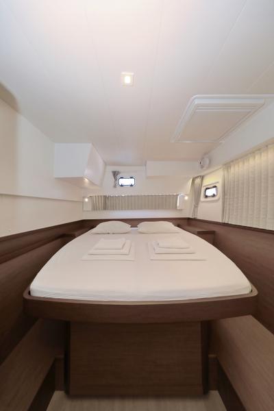 Book yachts online - catamaran - Lagoon 42 - ZEUS - rent