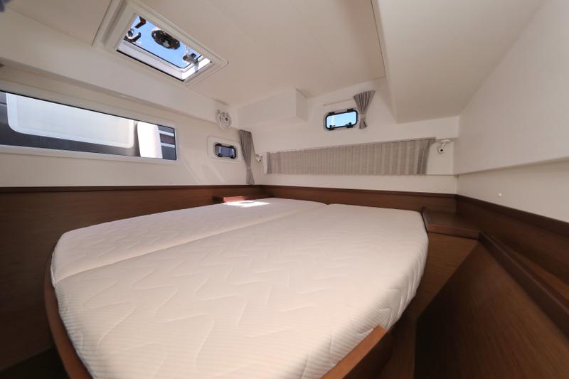 Book yachts online - catamaran - Lagoon 42 - ZEUS - rent