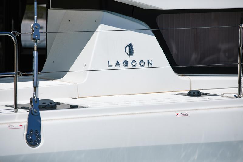Book yachts online - catamaran - Lagoon 42 - Kingfisher - rent