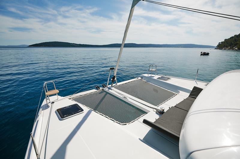 Book yachts online - catamaran - Lagoon 42 - Blackbird - rent