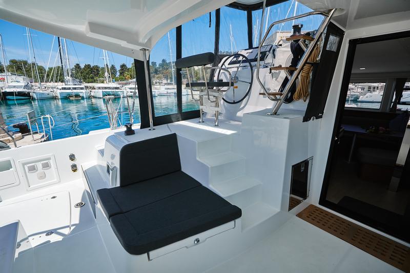 Book yachts online - catamaran - Lagoon 42 - Blackbird - rent