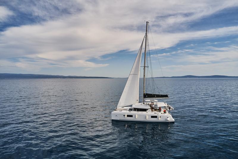 Book yachts online - catamaran - Lagoon 42 - Blackbird - rent