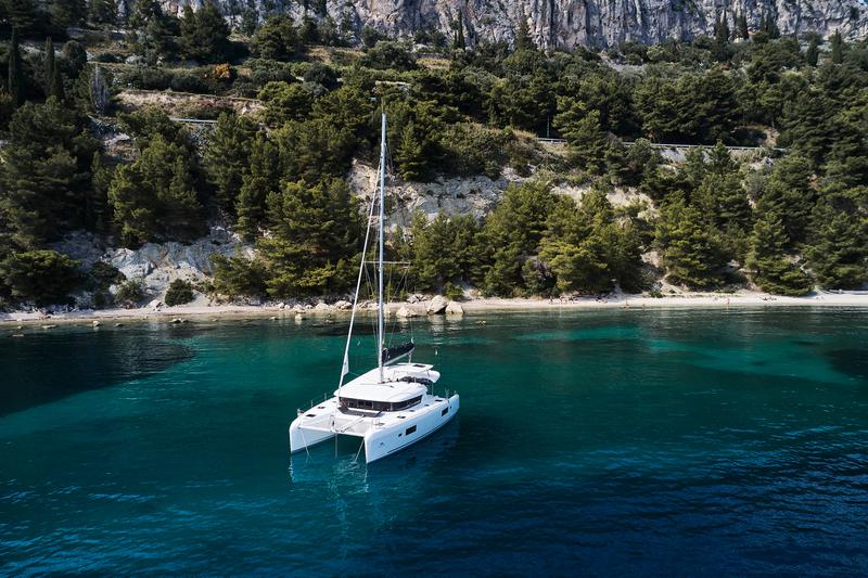 Book yachts online - catamaran - Lagoon 42 - Blackbird - rent