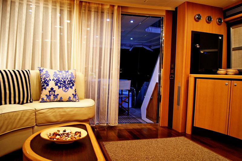 Book yachts online - motorboat - Abacus 70 - Noi Quattro - rent