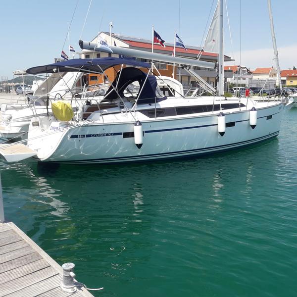 Book yachts online - sailboat - Bavaria Cruiser 37 - Emerald - rent