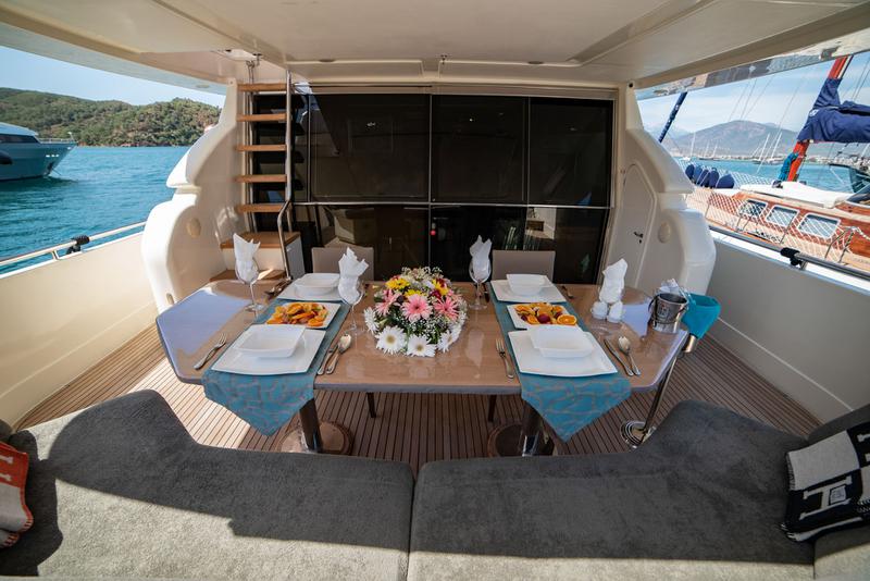 Book yachts online - motorboat - Ferretti 72 - Ferretti 72 - rent