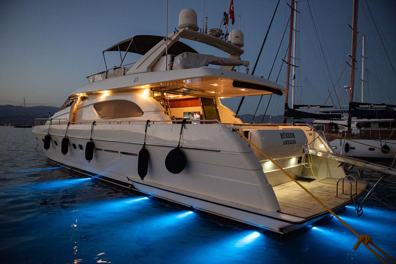 Book yachts online - motorboat - Ferretti 72 - Ferretti 72 - rent