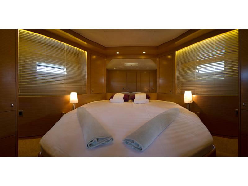 Book yachts online - motorboat - Cyrus 13.8 Flybridge - Punta I - rent