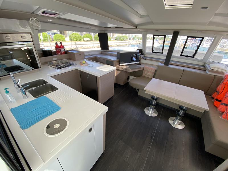 Book yachts online - catamaran - Astréa 42 - Vespera - rent