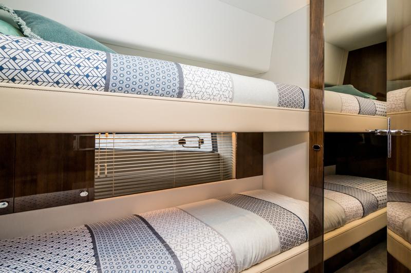 Book yachts online - motorboat - Fairline Squadron 50 - Lady Noble - rent