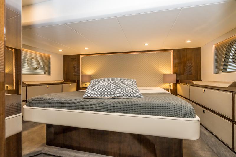 Book yachts online - motorboat - Fairline Squadron 50 - Lady Noble - rent