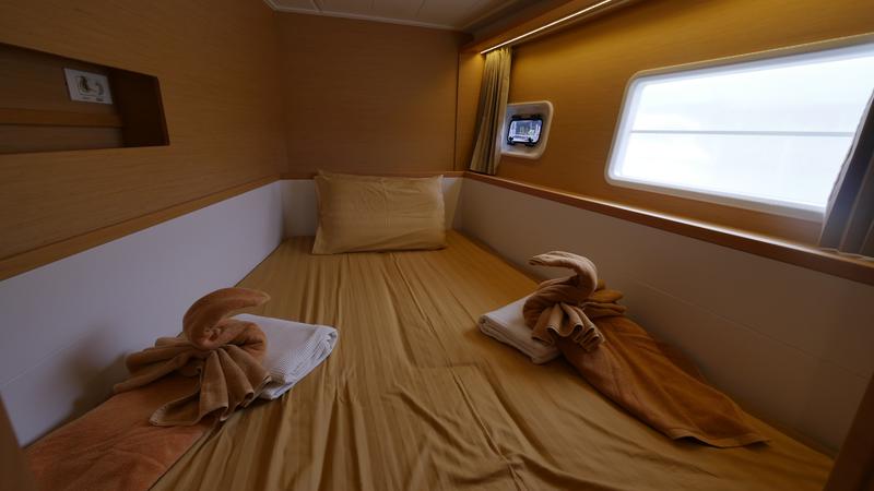 Book yachts online - catamaran - Lagoon 400 S2 - Anastasia - rent