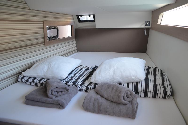 Book yachts online - catamaran - Aventura 34 - Jumping Fitness - rent