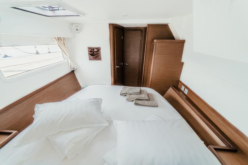 Book yachts online - catamaran - Lagoon 42 - ARTEMIS - rent