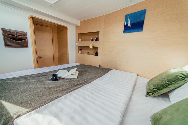 Book yachts online - catamaran - Lagoon 42 - AMELIA - rent