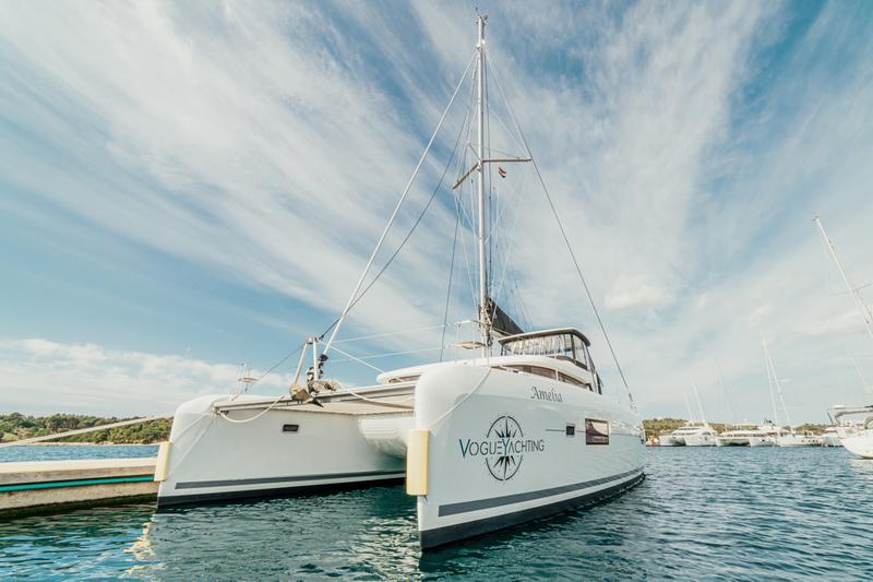 Book yachts online - catamaran - Lagoon 42 - AMELIA - rent
