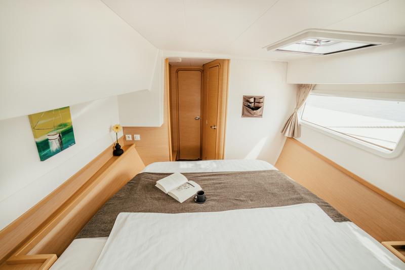 Book yachts online - catamaran - Lagoon 42 - AMELIA - rent