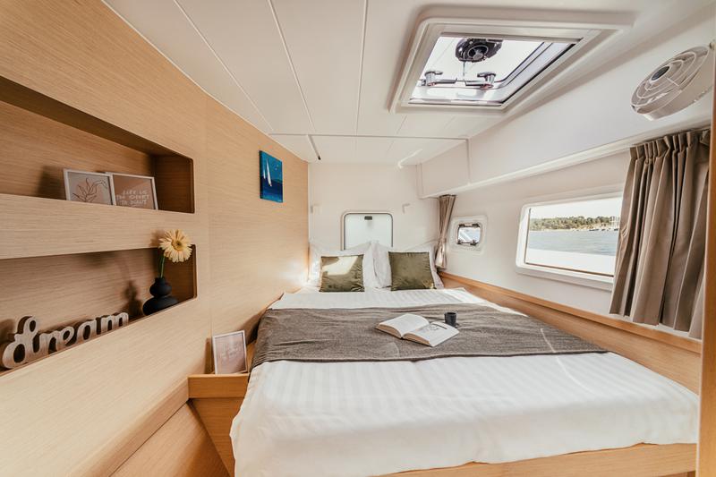 Book yachts online - catamaran - Lagoon 42 - AMELIA - rent