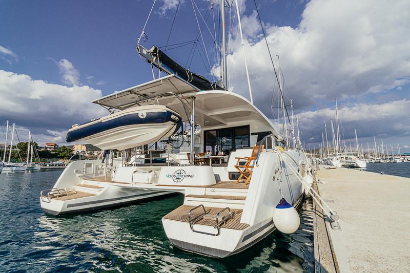 Book yachts online - catamaran - Lagoon 42 - AMELIA - rent