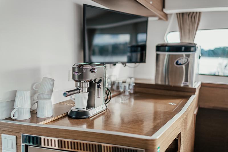 Book yachts online - catamaran - Lagoon 42 - ZETA - rent