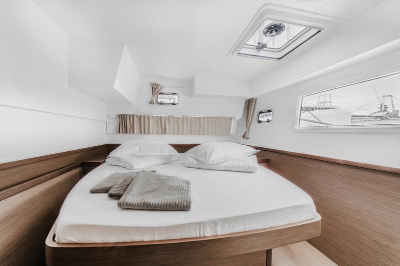 Book yachts online - catamaran - Lagoon 42 - ZETA - rent