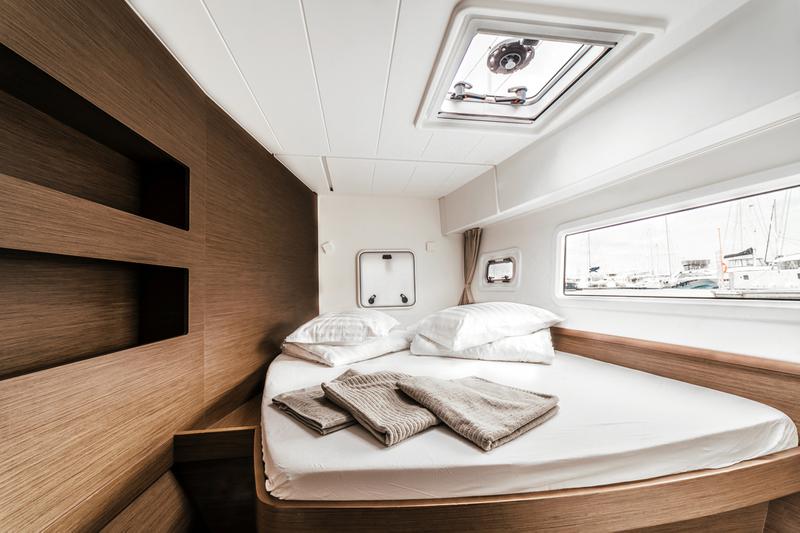 Book yachts online - catamaran - Lagoon 42 - ZETA - rent