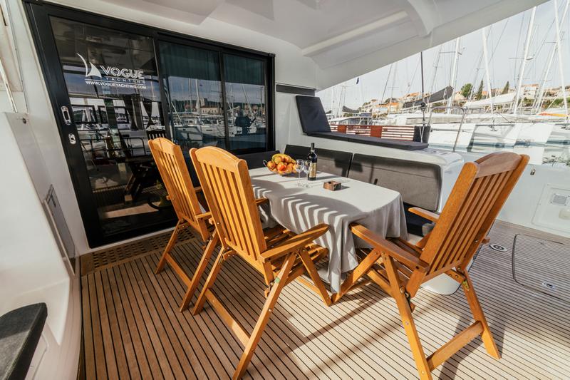 Book yachts online - catamaran - Lagoon 42 - ZETA - rent