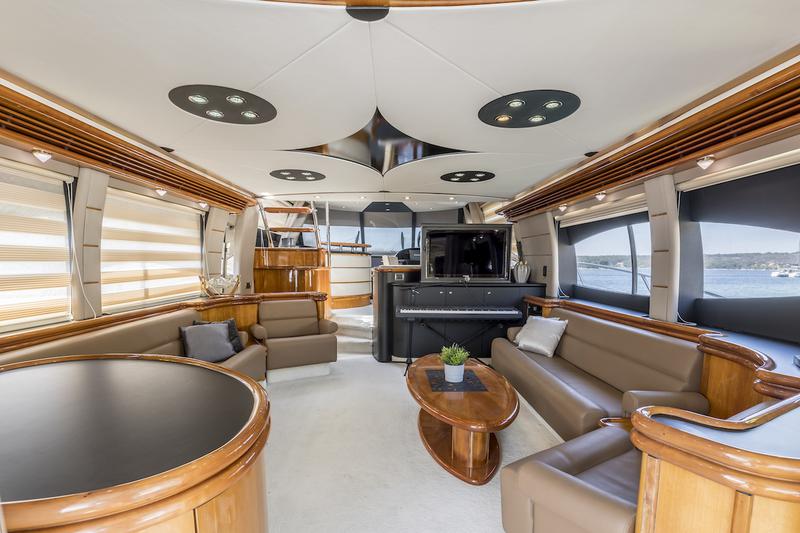 Book yachts online - motorboat - Sunseeker 84 - Skywater - rent