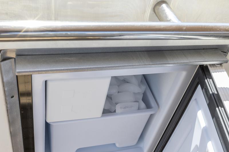 Book yachts online - motorboat - Sunseeker 84 - Skywater - rent