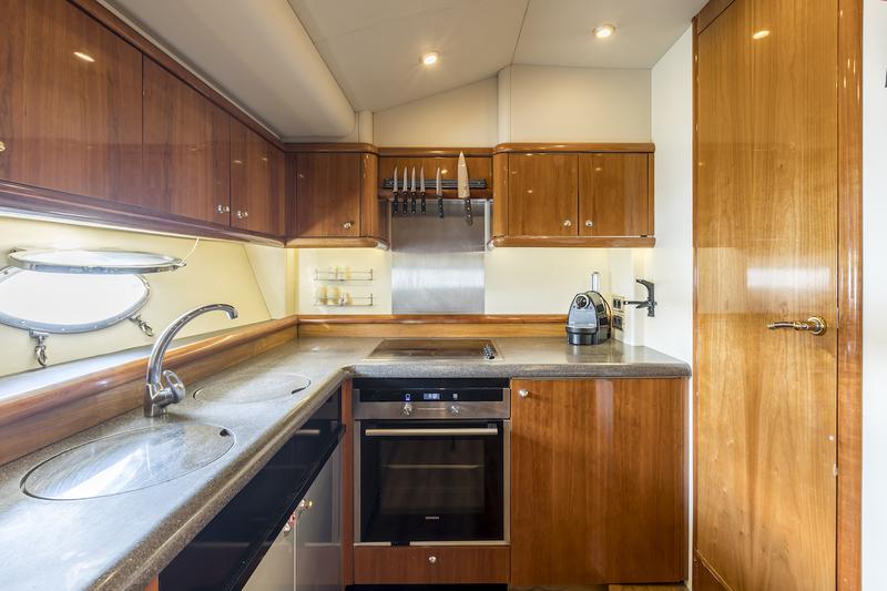 Book yachts online - motorboat - Sunseeker 84 - Skywater - rent