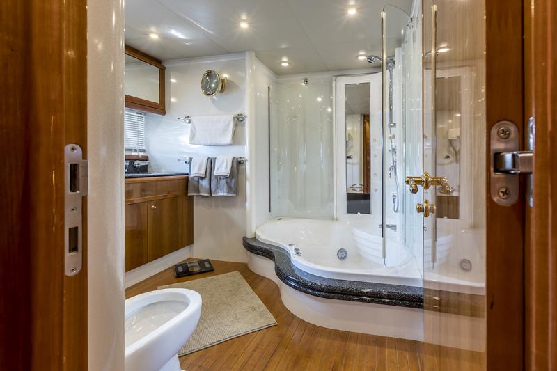 Book yachts online - motorboat - Sunseeker 84 - Skywater - rent