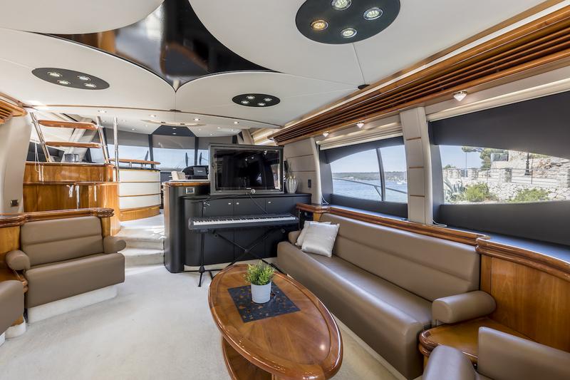 Book yachts online - motorboat - Sunseeker 84 - Skywater - rent