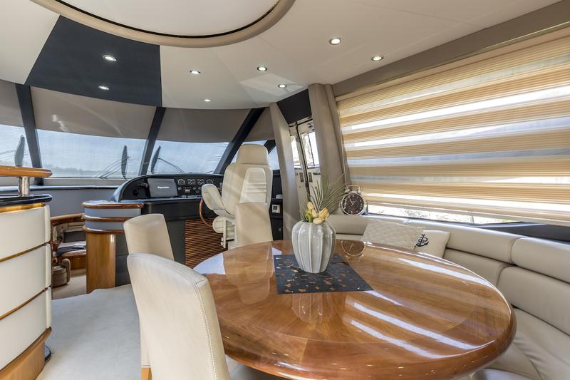 Book yachts online - motorboat - Sunseeker 84 - Skywater - rent