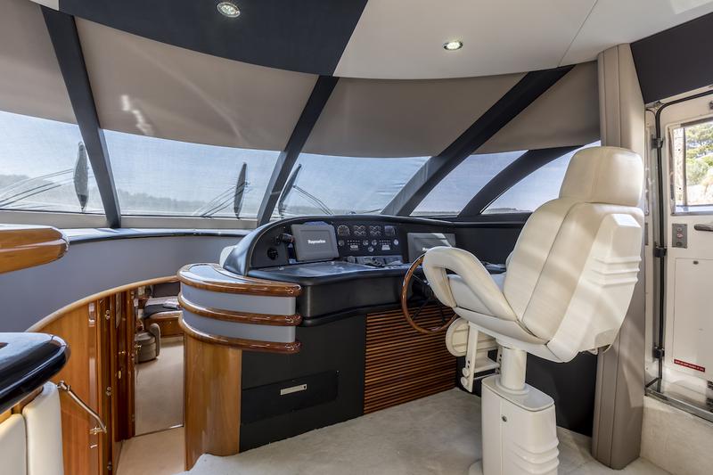 Book yachts online - motorboat - Sunseeker 84 - Skywater - rent