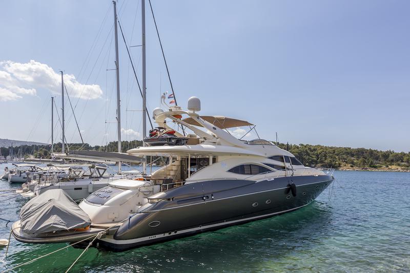 Book yachts online - motorboat - Sunseeker 84 - Skywater - rent